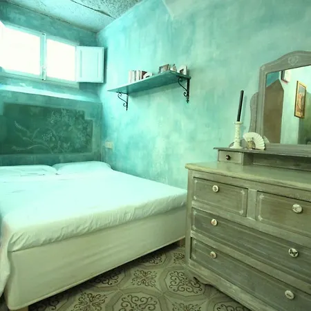 Hand Decorated House With Court * Florence